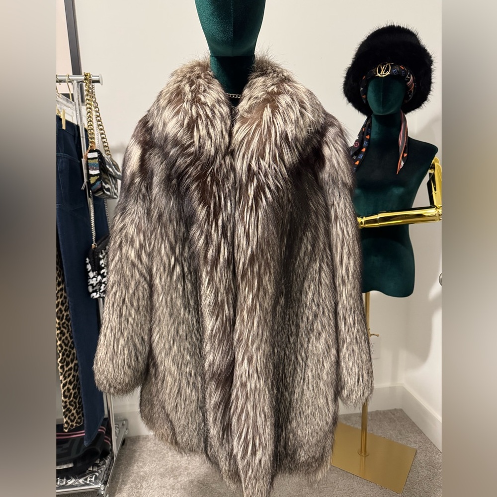 Luxurious SAGA Fox Fur Coat - Picture 8 of 17